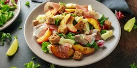 Салат из персиков и прошутто с фисташковым песто к праздничному столу