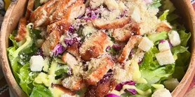 Салат из стейка, капусты и сливочного соуса: идеальное блюдо к Пасхе и не только