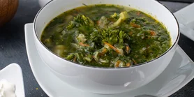 Весняна сила: зелений борщ з молодої кропиви