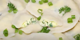 Вкус весны на тарелке: вареники с молодой крапивой, творогом и зеленью