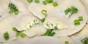 Вкус весны на тарелке: вареники с молодой крапивой, творогом и зеленью