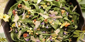 Весенняя паста из крапивы: эффектный ужин за считанные минуты