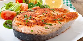 Стейк лосося на гриле: рецепт простого блюда с зеленым соусом