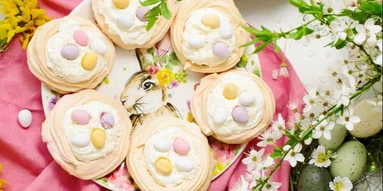 Пасхальные меренговые гнезда: как вкусно использовать белки после празников