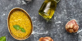 Заправка из базилика, лука и чеснока: пикантная заправка для смелых салатов