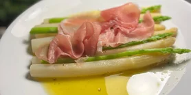 Рецепт білої спаржі з хамоном і зеленню: ніжно і смачно по-весняному