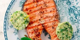 Нежный стейк форели с изысканным щавелевым маслом: весенний рецепт