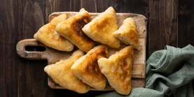 Весняні пиріжки з молодими щавелем: ідеально для пікнінка і не тільки