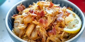 Итальянский гарнир: тушеная молодая капуста с беконом и грибами