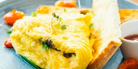 Легкий омлет з часниковими стрілками: ідеальний весняний сніданок