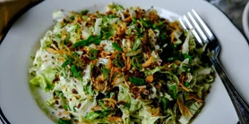 Хрусткий та свіжий: салат з молодої капусти зі смаженою цибулею