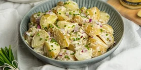 Простой картофельный салат: рецепт из молодого картофеля и зеленого лука