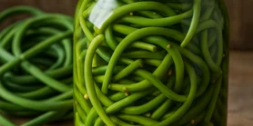 Маринованные чесночные стрелки: рецепт хрустящей сезонной закуски