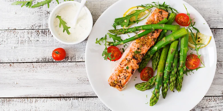 Легко і смачно: рецепт лосося зі спаржею на грилі