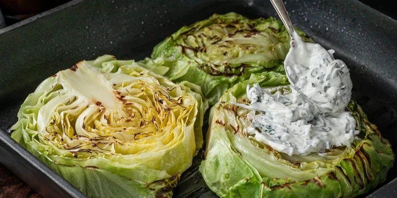 Зі сметанковим соусом: рецепт стейків з молодої капусти