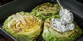 Зі сметанковим соусом: рецепт стейків з молодої капусти