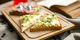 Здоровые тосты для завтрака: идеи с домашним творогом для любого настроения