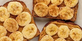 Здоровый завтрак за 5 минут: банановый тост с корицей и бананом