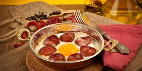 Суджук юмурта: рецепт яєчні з ковбаскою по турецьки