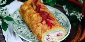 Рецепт ніжного рулету з сиром і ревенем: ідеальне весняне поєднання