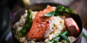 Весеннее ризотто со спаржей и семгой