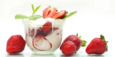 Простіше не буває: рецепт улюбленого німецького десерту "полуничний сир"