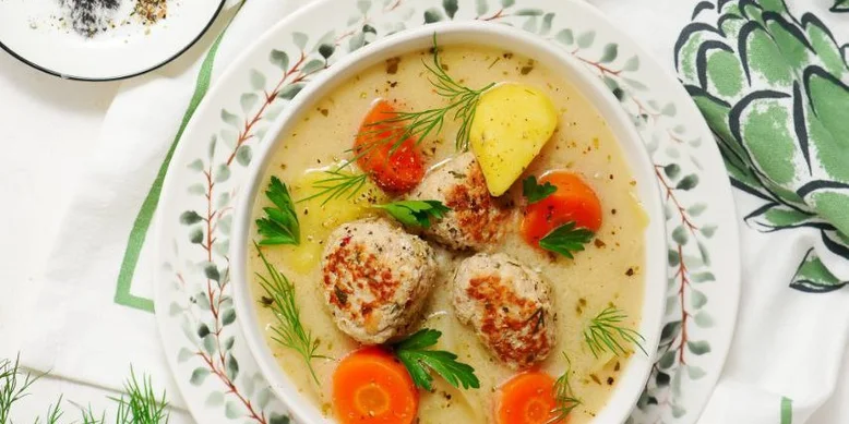 Суп из молодой капусты и сочных фрикаделек: настоящее весеннее наслаждение