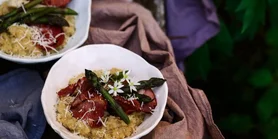 Сезонное блюдо с киноа и спаржей в стиле ризотто