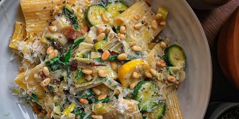 Новое сочетание: сливочная паста с кабачком, луком порей и мангольдом