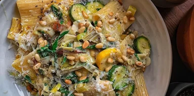 Новое сочетание: сливочная паста с кабачком, луком порей и мангольдом