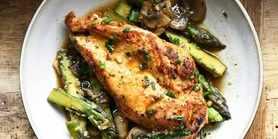 Курка зі спаржею та грибами на пательні: стане улюбленим рецептом