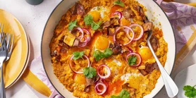 Шакшука с бататом и маслом из шрирачи: рецепт пряного завтрака