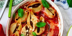 Фаршированные макароны в томатном соусе: самый вкусный способ использовать тушенку