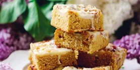 Нежный пирог из ревеня, белого шоколада и ванили: десерт, который тает во рту