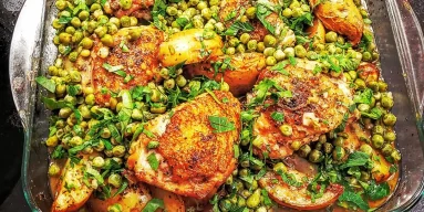 Курячі відбивні з прошуто та горошком: соковита вечеря за 20 хвилин