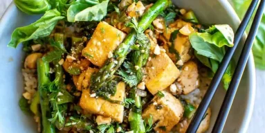 Простое веганское карри на одной сковородке: с тофу и кабачками