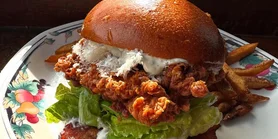 В стиле Цезаря: рецепт бургера с курицей на гриле