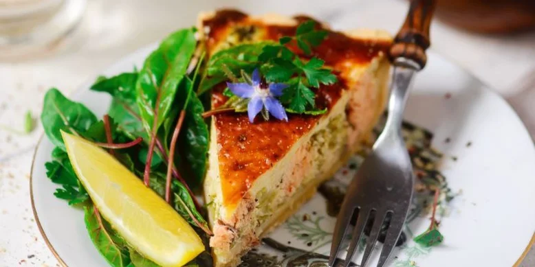 Киш с лососем и брокколи: румяный, нежный, с хрустящим дном