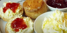 Англійське частування: рецепт традиційних сконів до чаю, джему та вершків