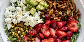 Шампанская клубника: рецепт хрустящего салата с клубникой и особым соусом