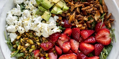 Шампанська полуниця: рецепт хрусткого салату з полуницею та особливим соусом