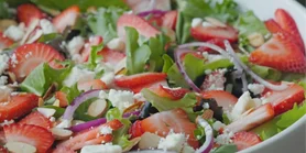 Салат с клубникой и медовой заправкой: рецепт для легкого обеда