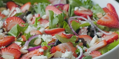 Салат з полуницею та медовою заправкою: рецепт для легкого обіду