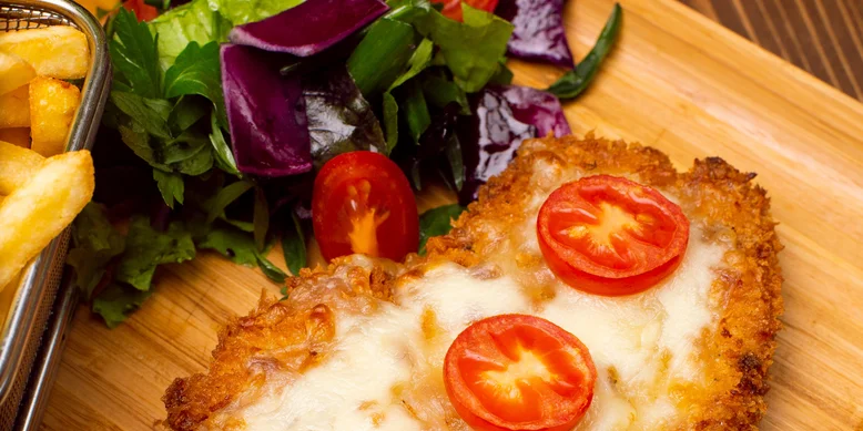 М’ясо по-французьки: соковите куряче філе під сиром і ананасом з прованськими травами