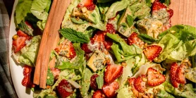 Полуничний: рецепт салату з м'ятно-маковою заправкою