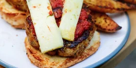 Чікенбургер з моцарелою на грилі: домашня альтернатива фастфуду