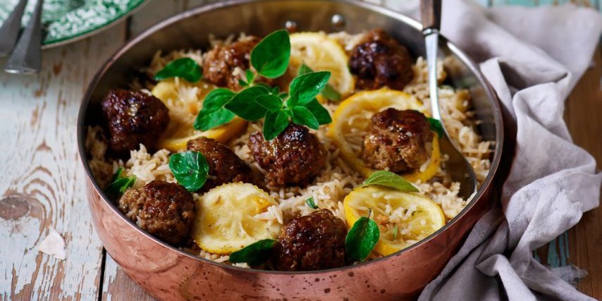 Греческий стиль у вас на кухне: сочные тефтели с лимонным рисом