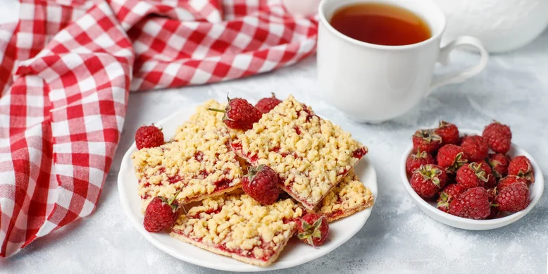 Тістечка з полуницею: рецепт ароматних батончиків з кардамоном