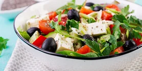 Греческий салат: рецепт с ароматной заправкой