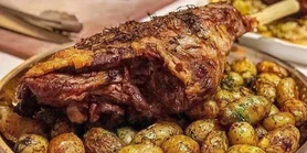 Ягнячья нога с орегано и хрустящим картофелем: ужин из аэрофритюрки, который поражает вкусом